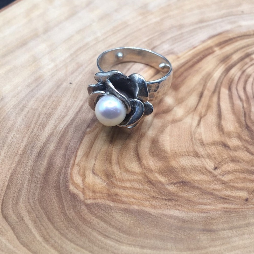 Sterling silver pearl ring